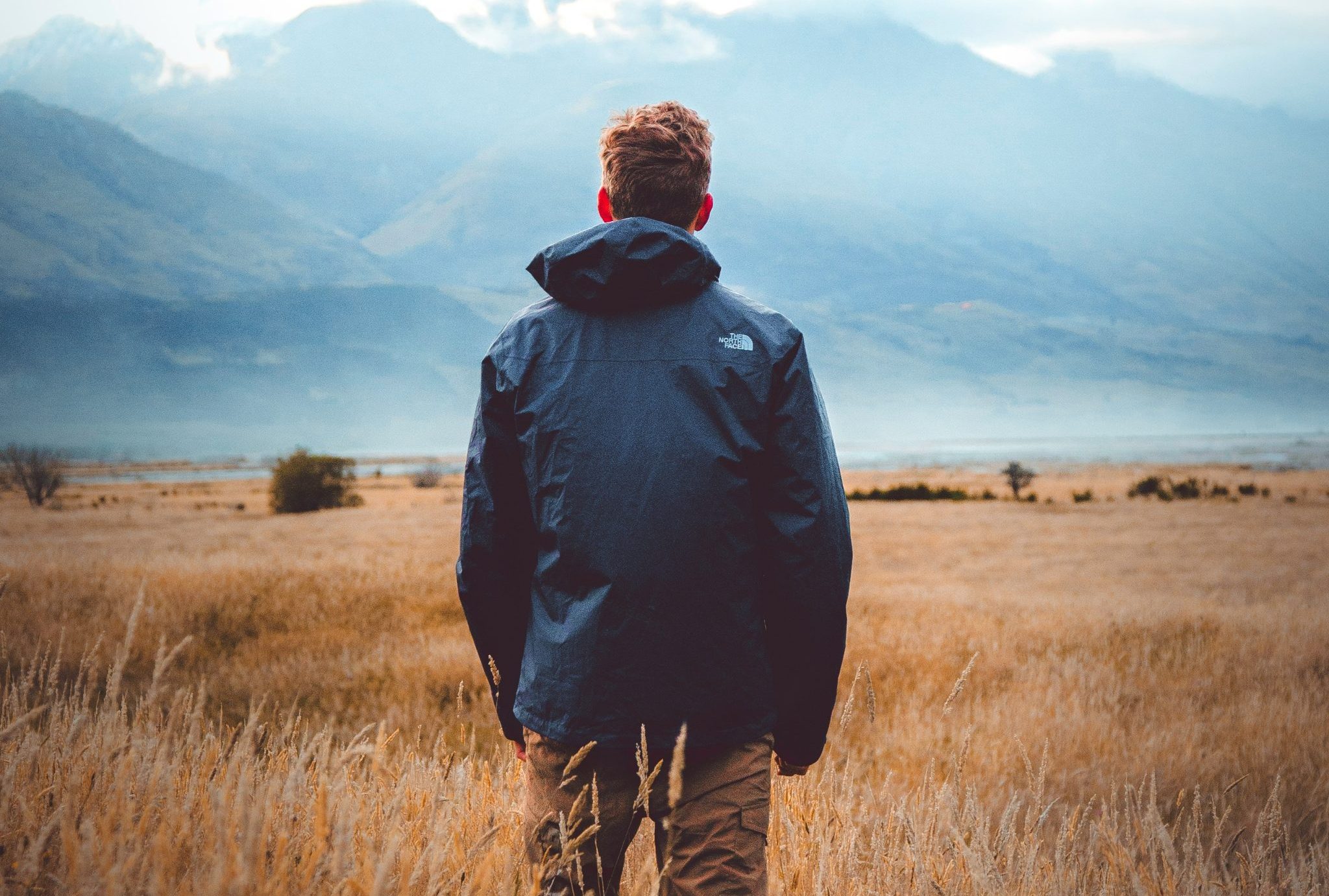 bărbat în aventură pe munte